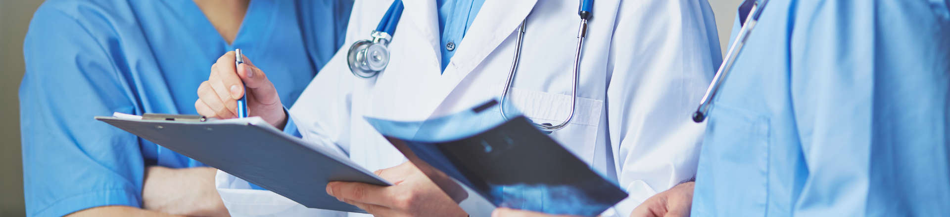 doctors discussing an x-ray imaging